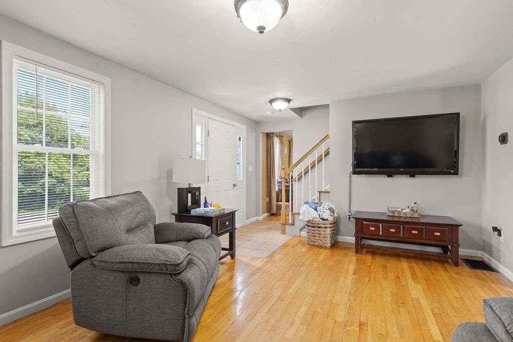 413 Huttleston Ave Property Photo 9