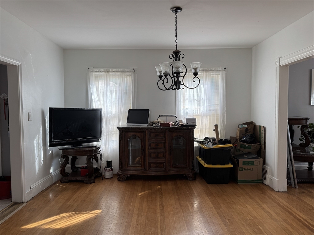 35 Farmland Rd Property Photo 5