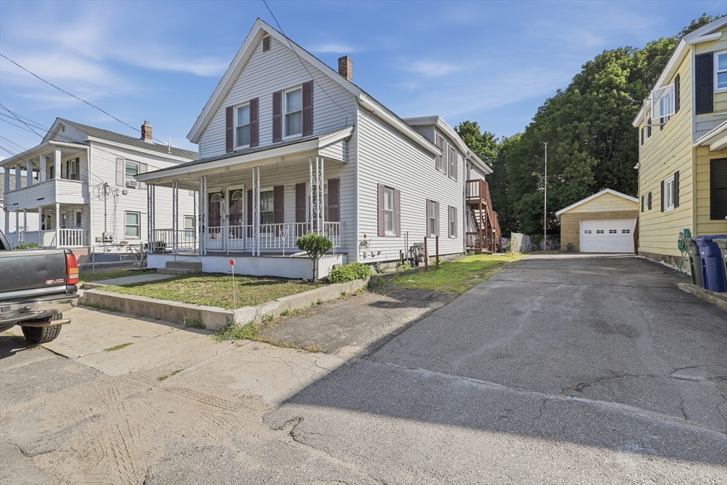 100 Lincoln Terrace Property Photo 3