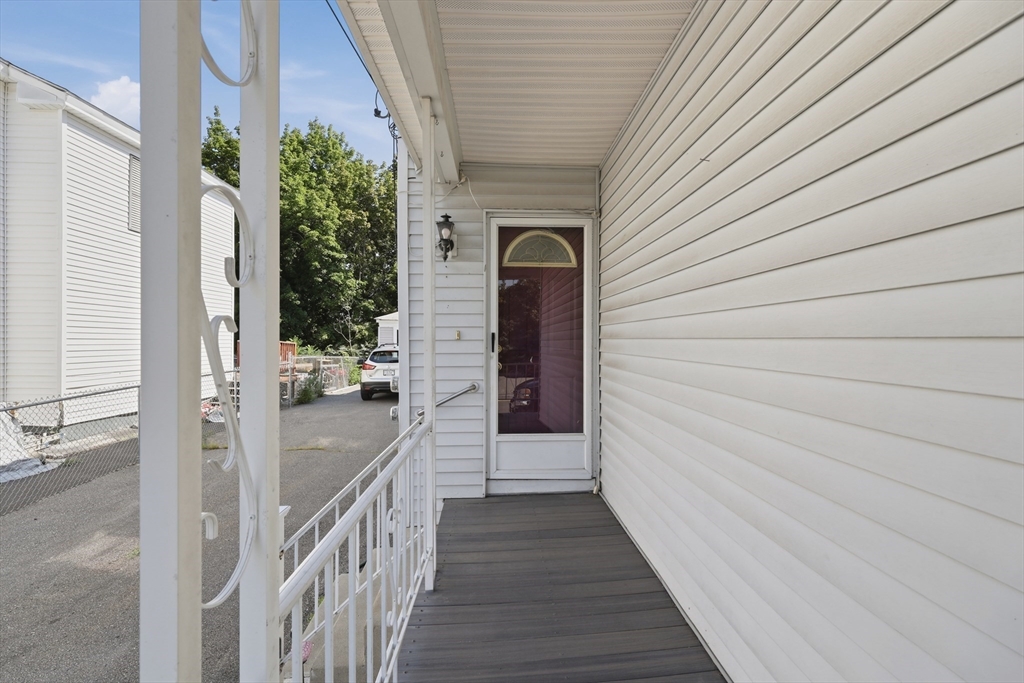 100 Lincoln Terrace Property Photo 5
