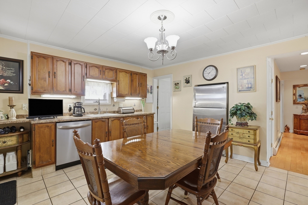 100 Lincoln Terrace Property Photo 6