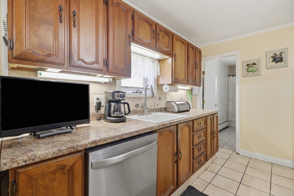 100 Lincoln Terrace Property Photo 8