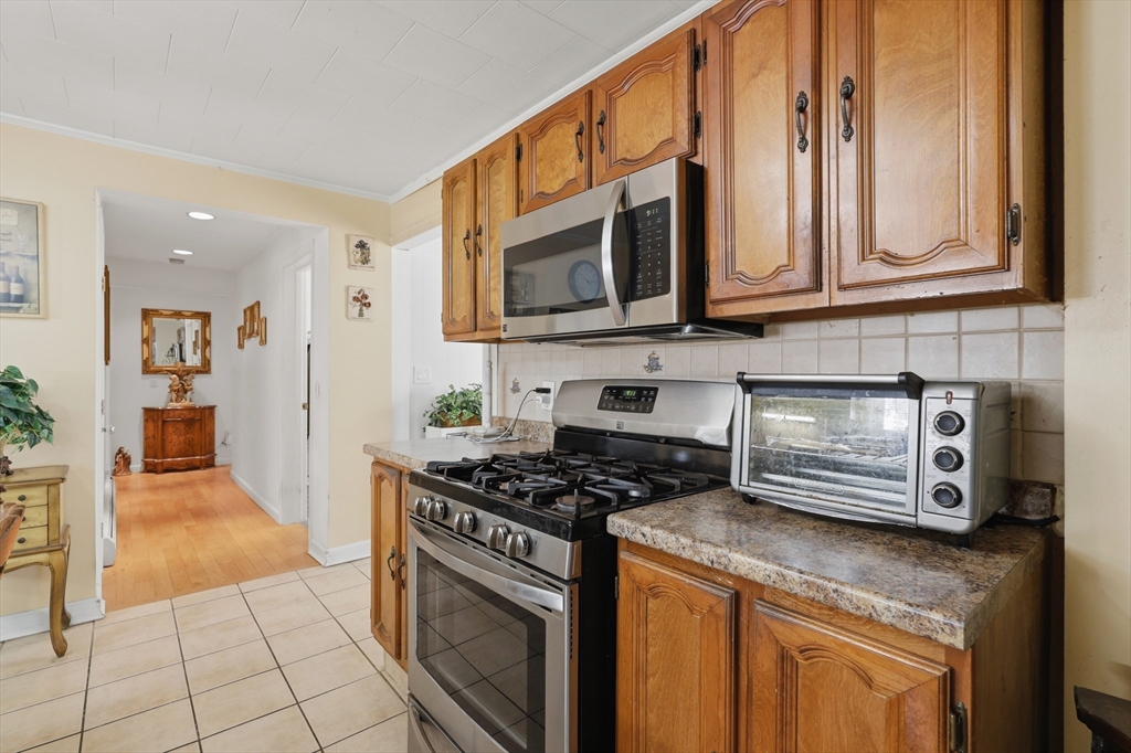 100 Lincoln Terrace Property Photo 9