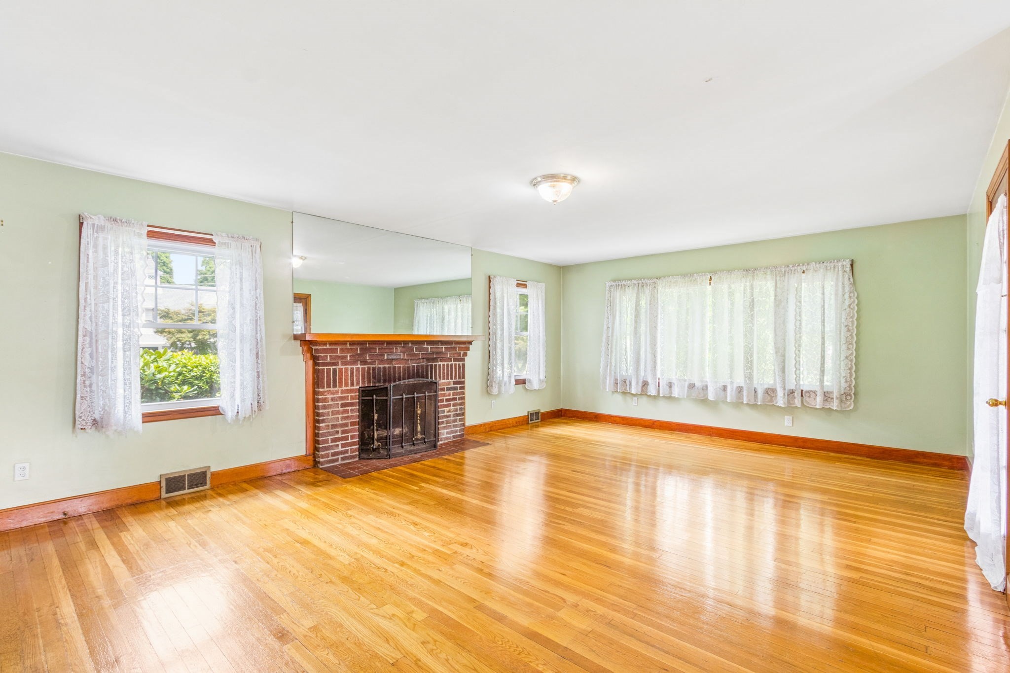 2 Hunting St. Property Photo 2