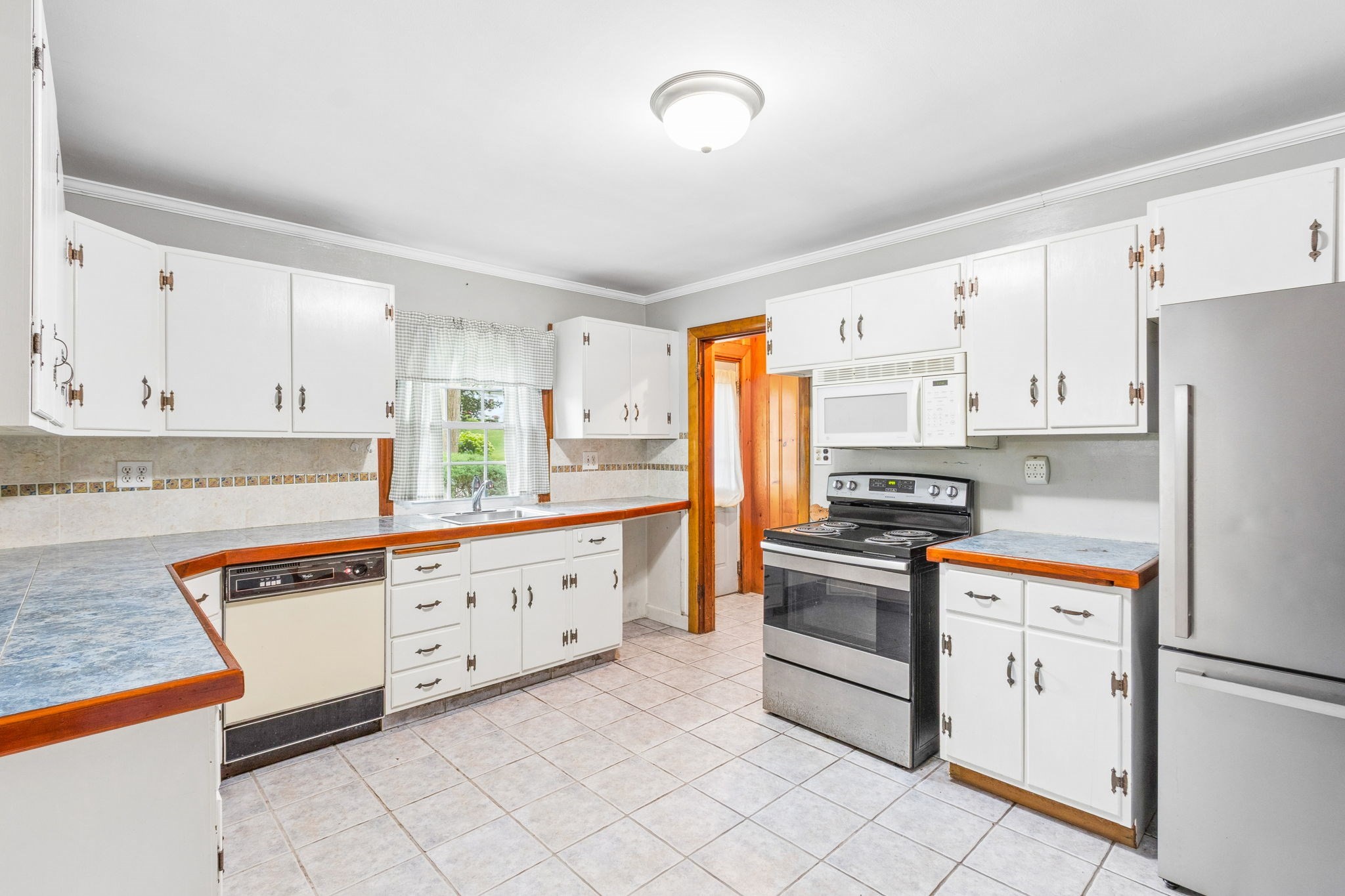 2 Hunting St. Property Photo 7