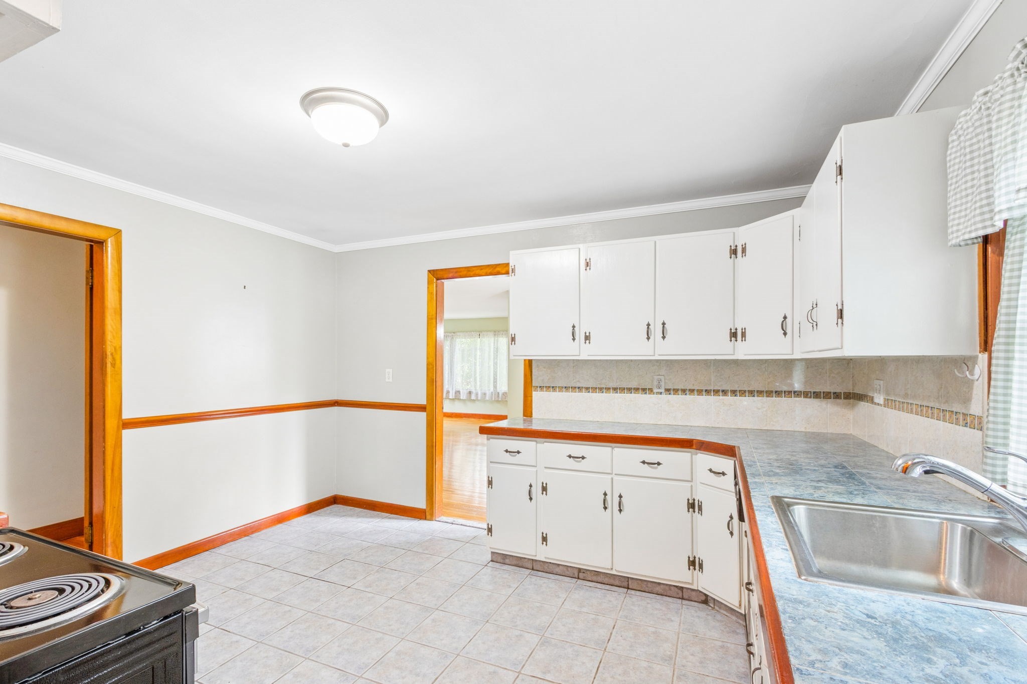 2 Hunting St. Property Photo 8