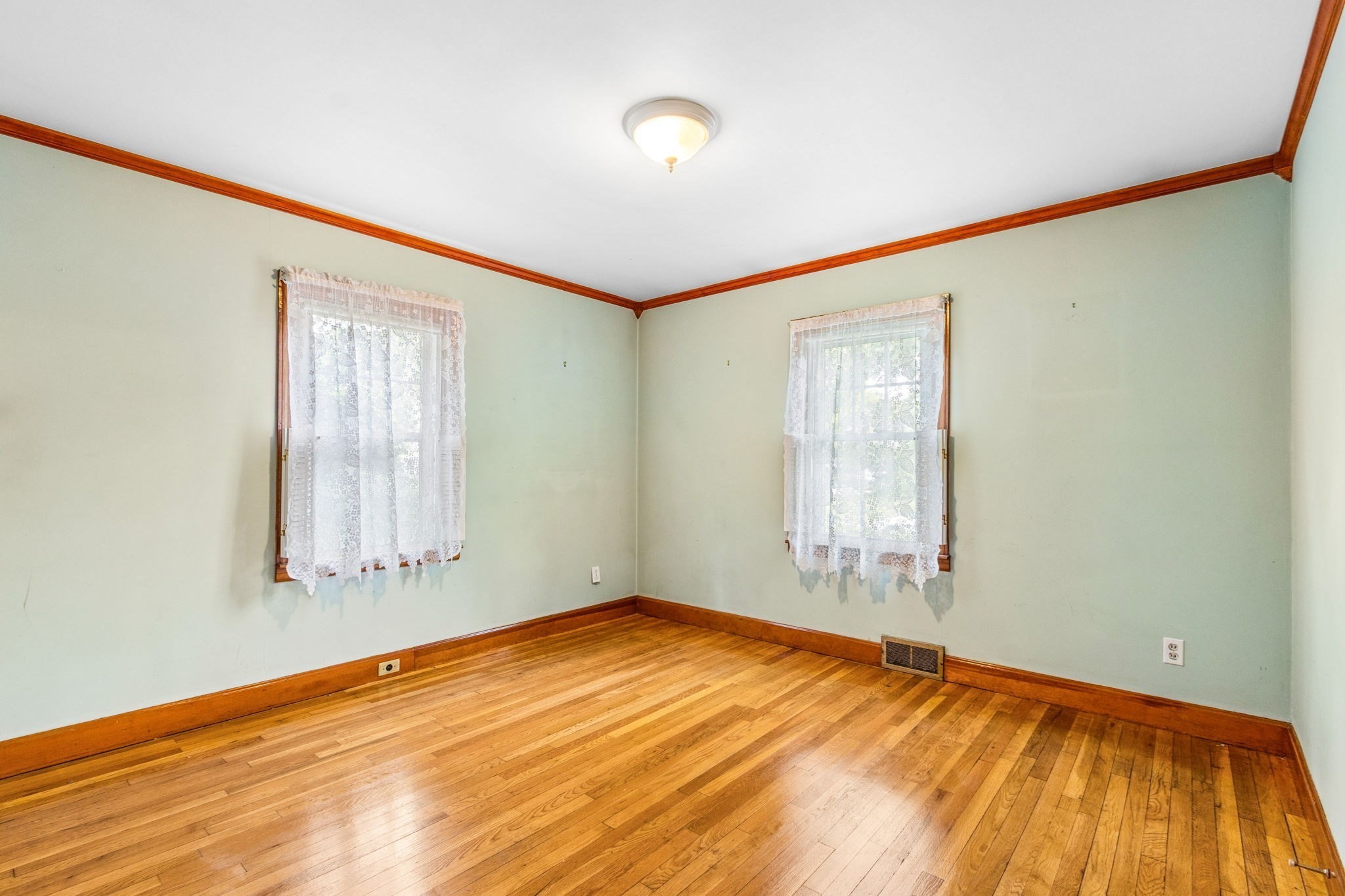 2 Hunting St. Property Photo 13