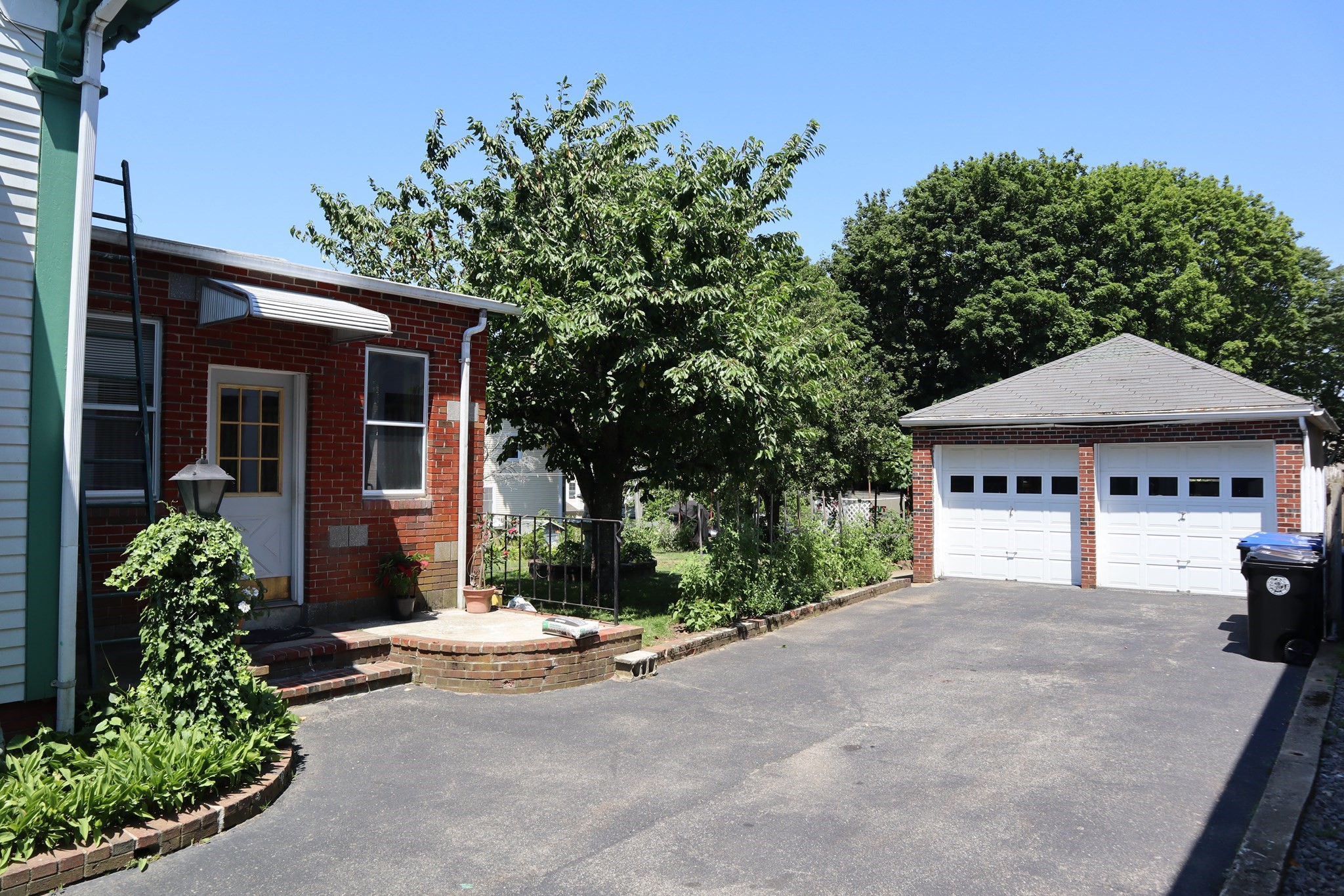 7-r W Dane St Property Photo 2