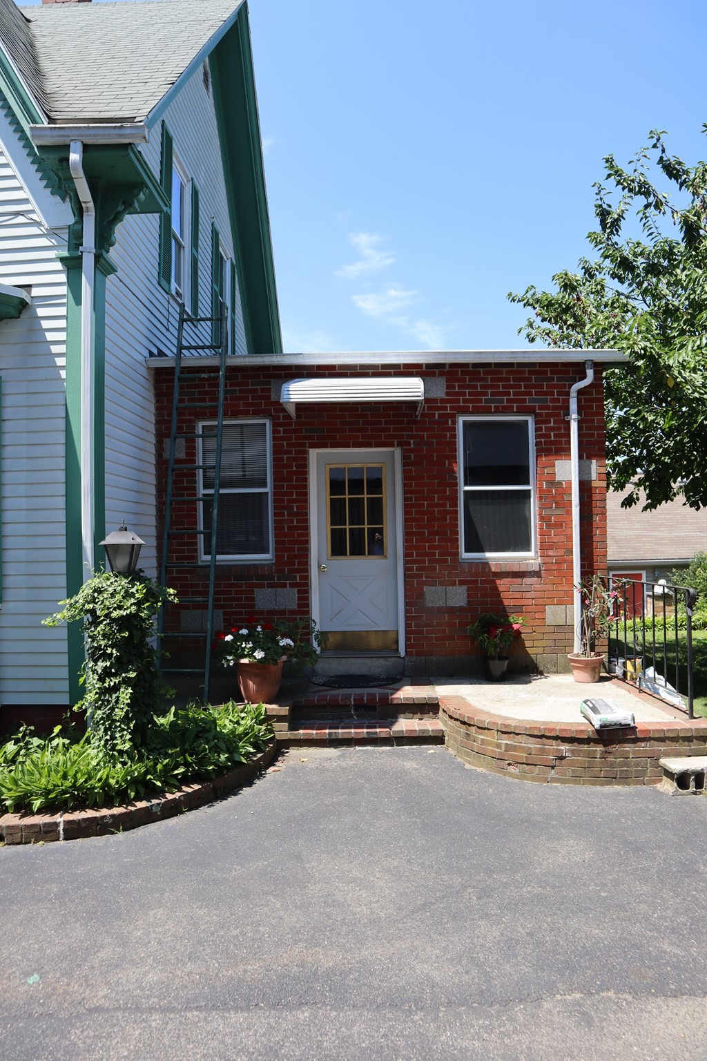 7-r W Dane St Property Photo 3
