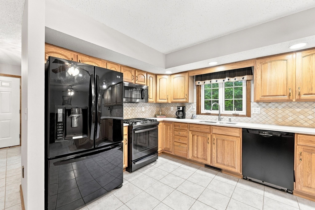 46 Jessica Pl Property Photo 8