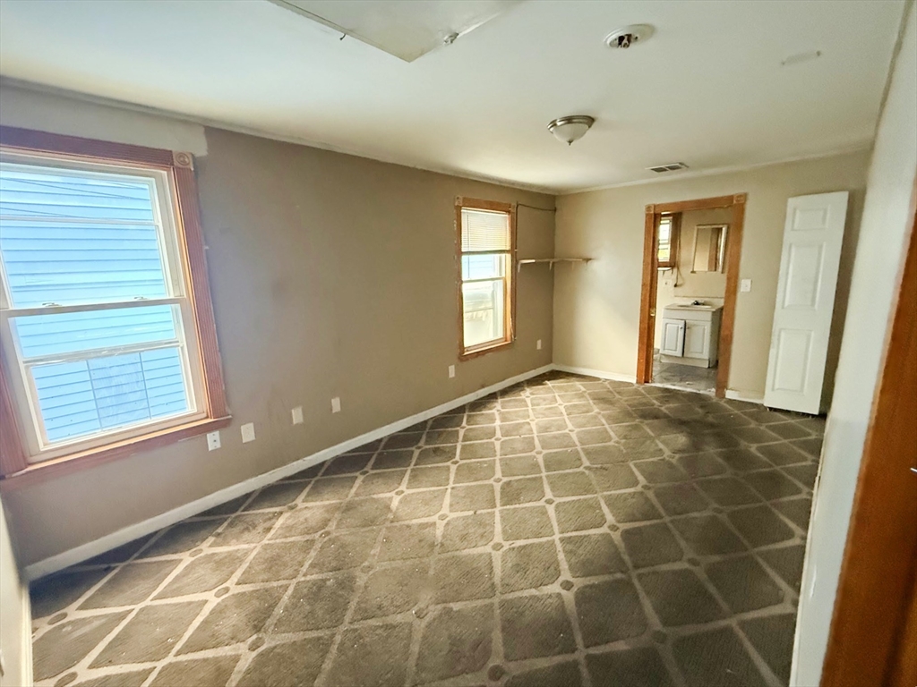 33 Avalon St Property Photo 11
