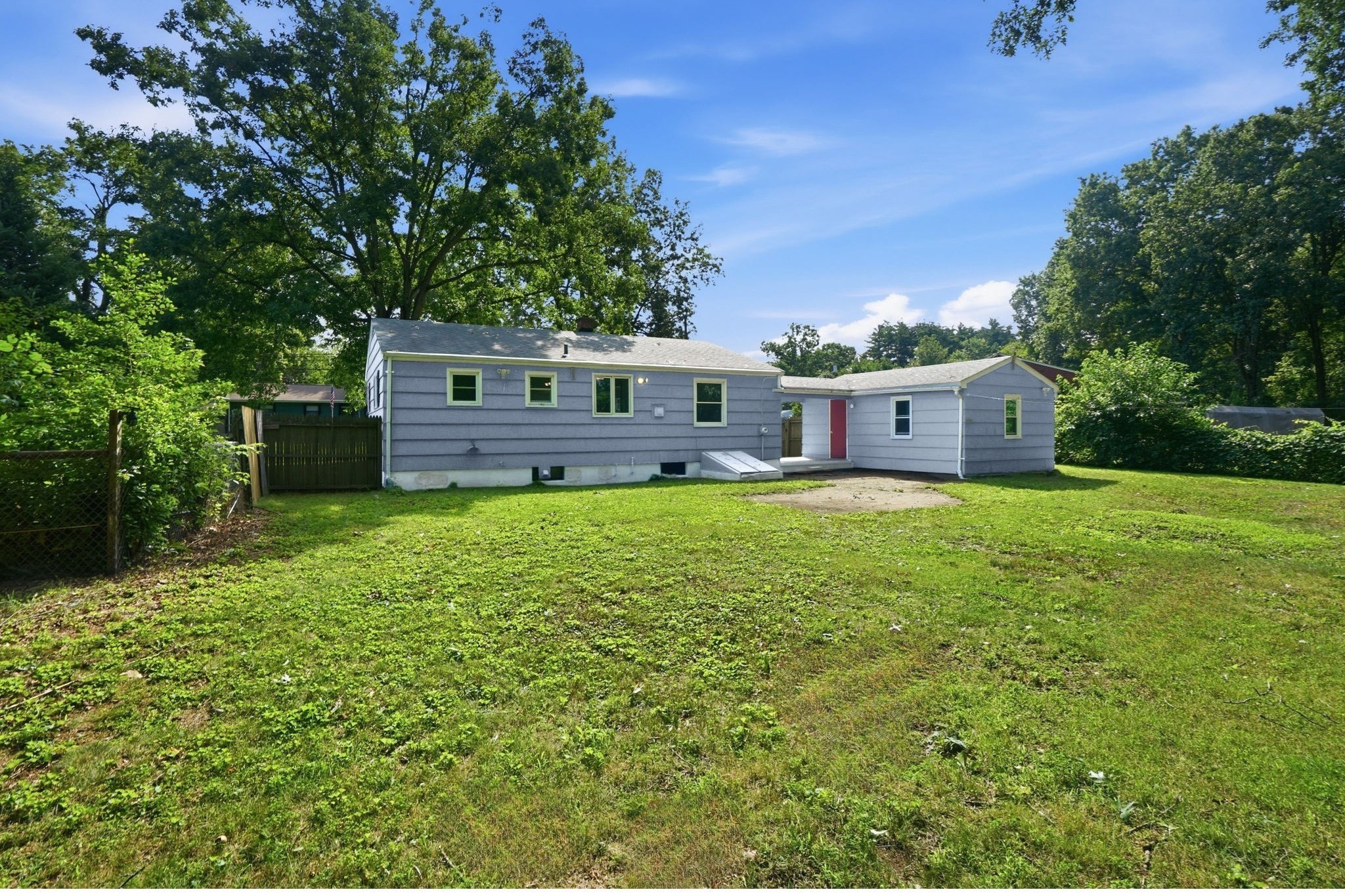 300 Newhouse St Property Photo 2