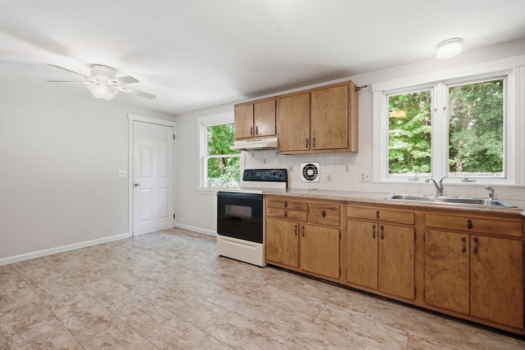 300 Newhouse St Property Photo 11