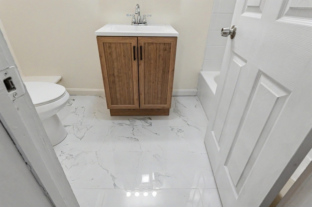 13 Woodland St Property Photo 8