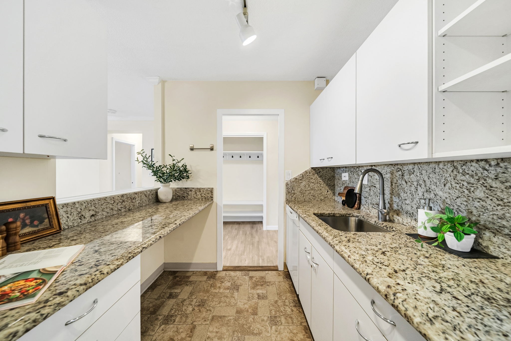 9 Hawthorne Pl # 7h Property Photo 16