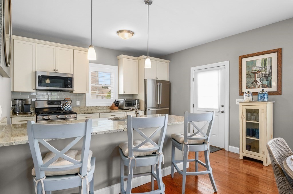 637 Gifford St # 15b Property Photo 4