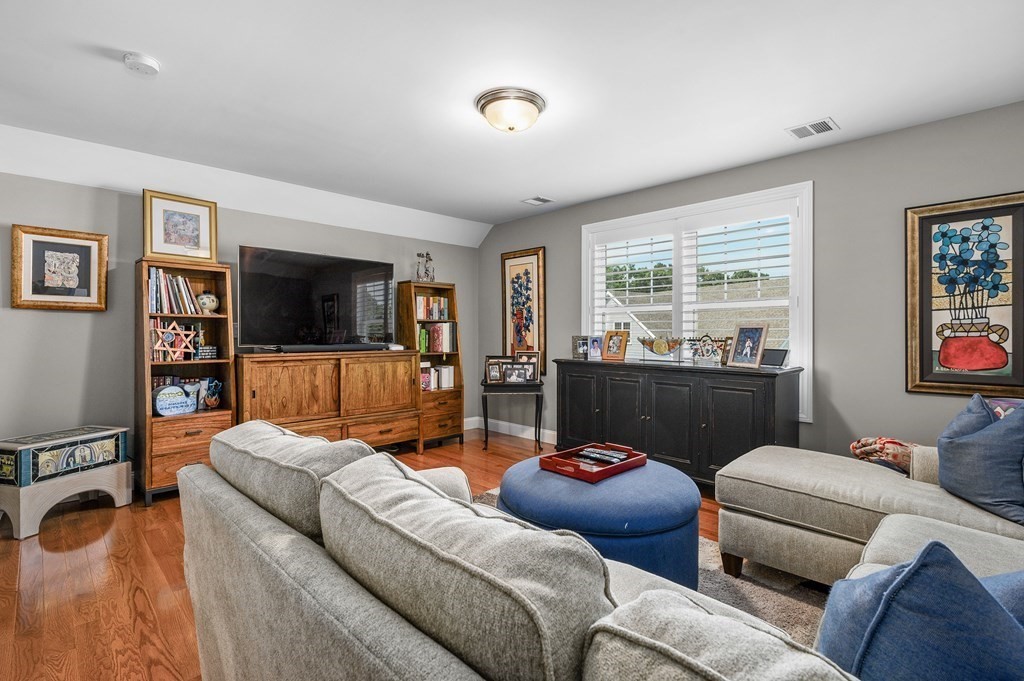 637 Gifford St # 15b Property Photo 18