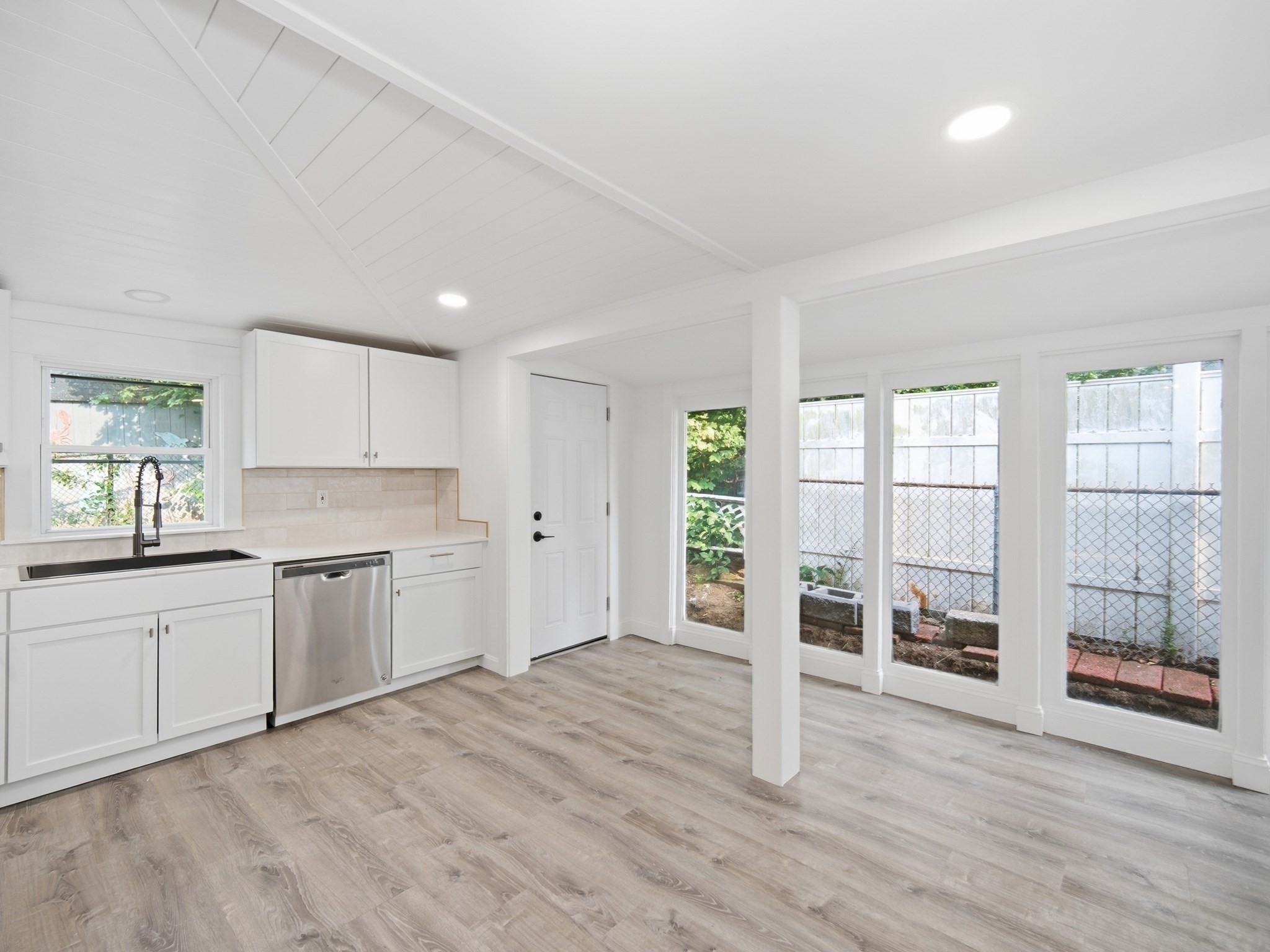 139 Spring St Property Photo 3
