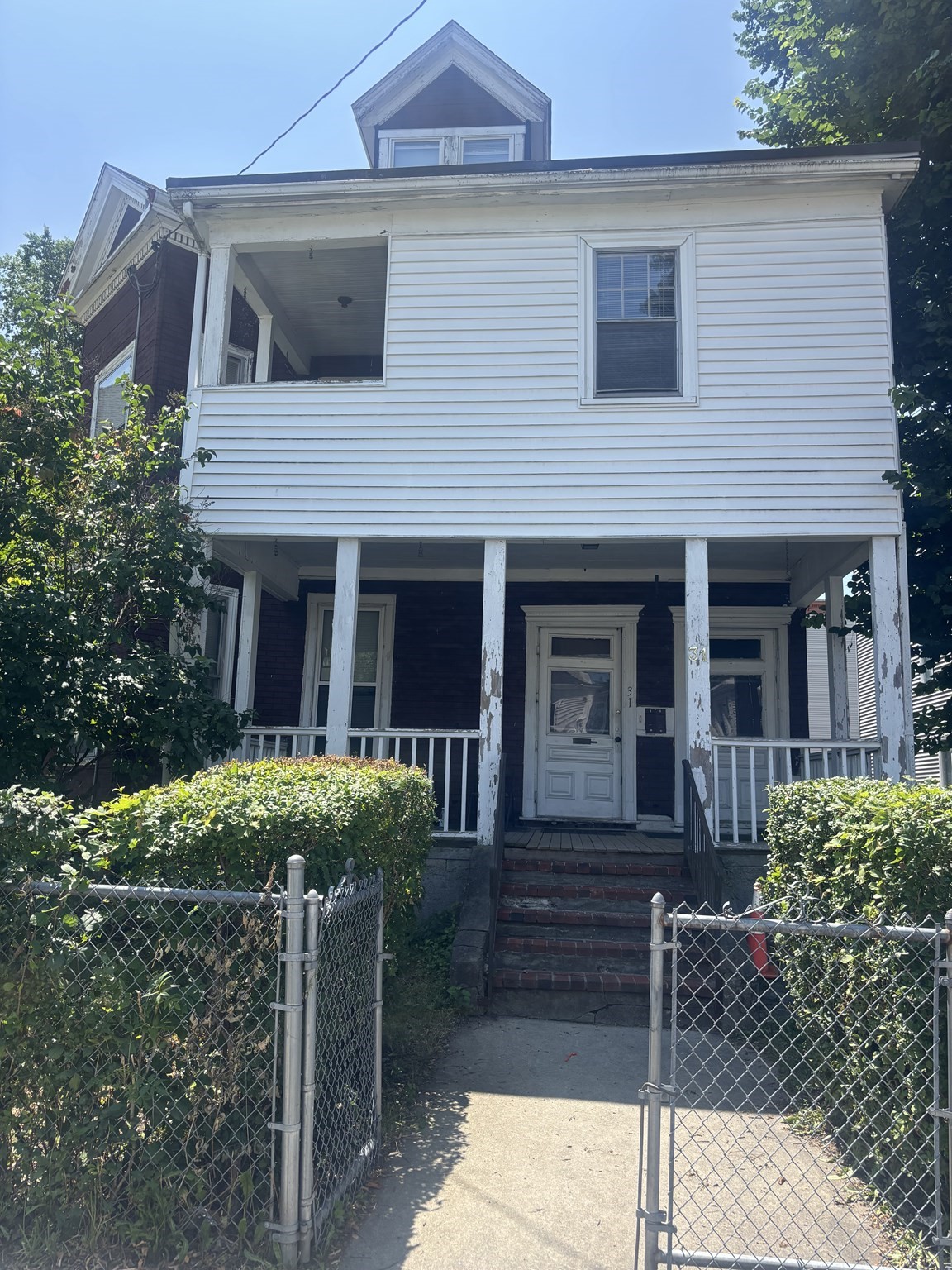31 Lawrence Ave Property Photo 1