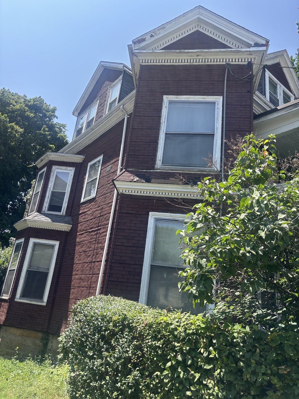 31 Lawrence Ave Property Photo 2