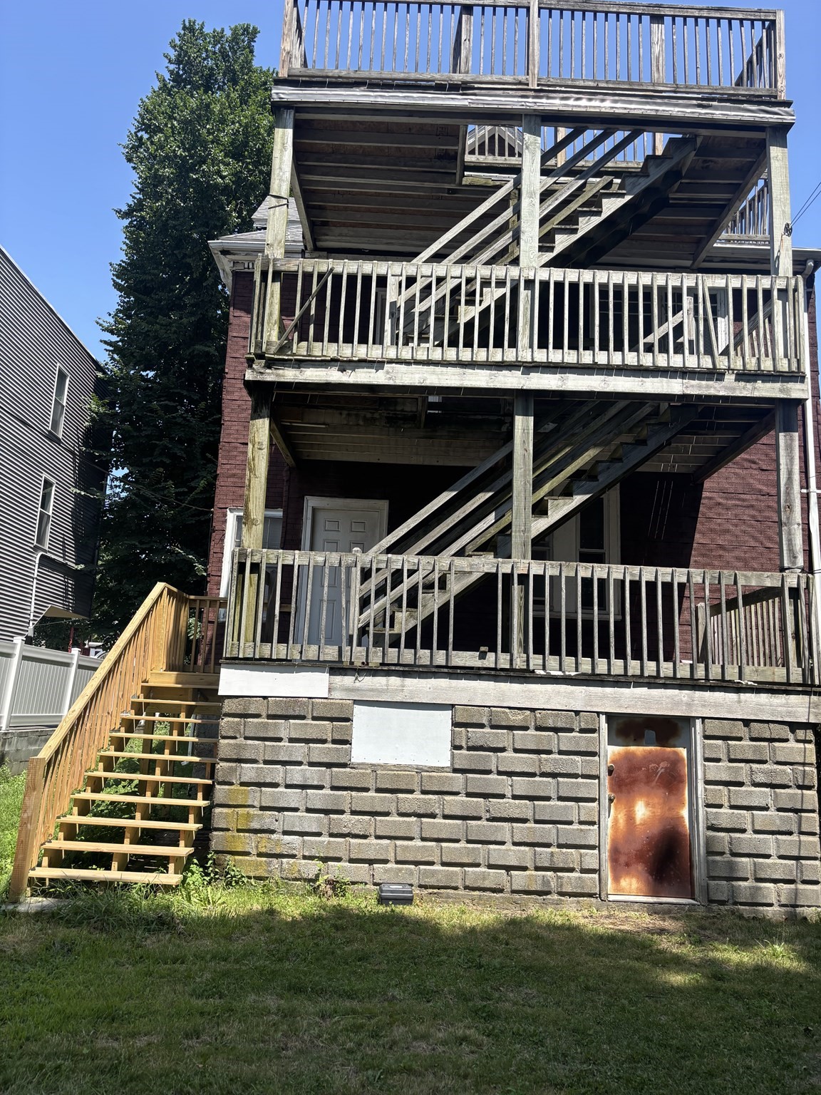 31 Lawrence Ave Property Photo 3