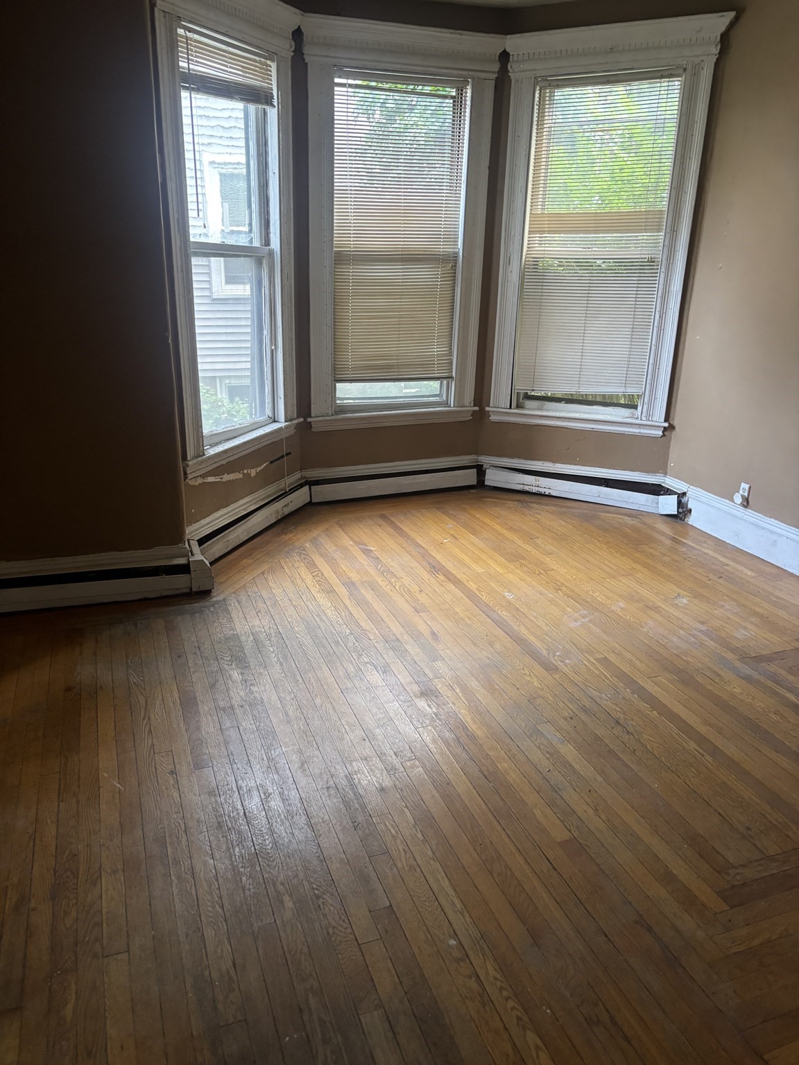 31 Lawrence Ave Property Photo 6