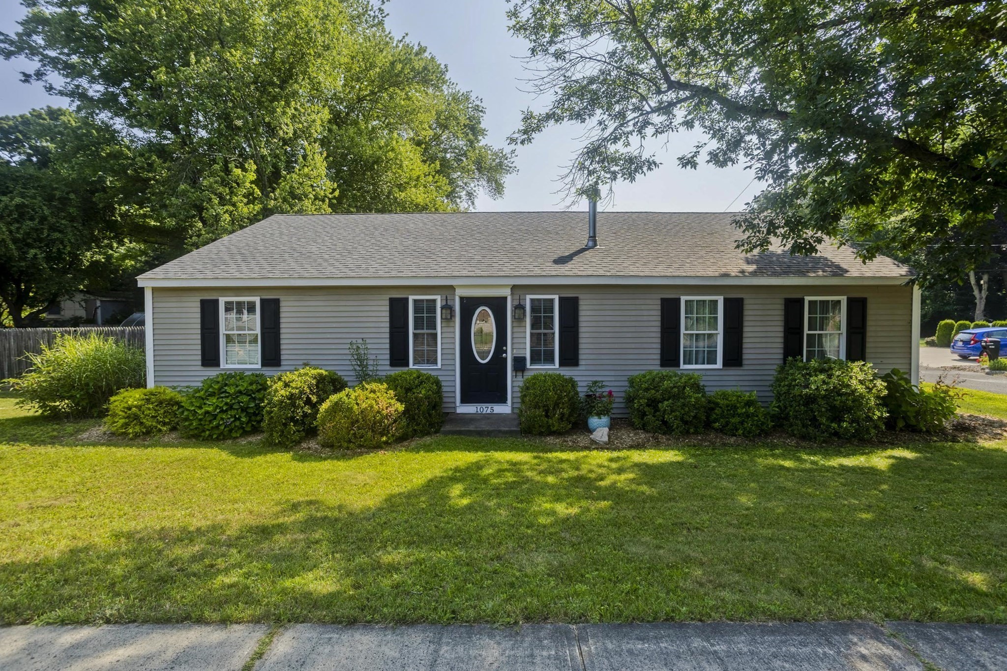 1075 Main St Property Photo 1
