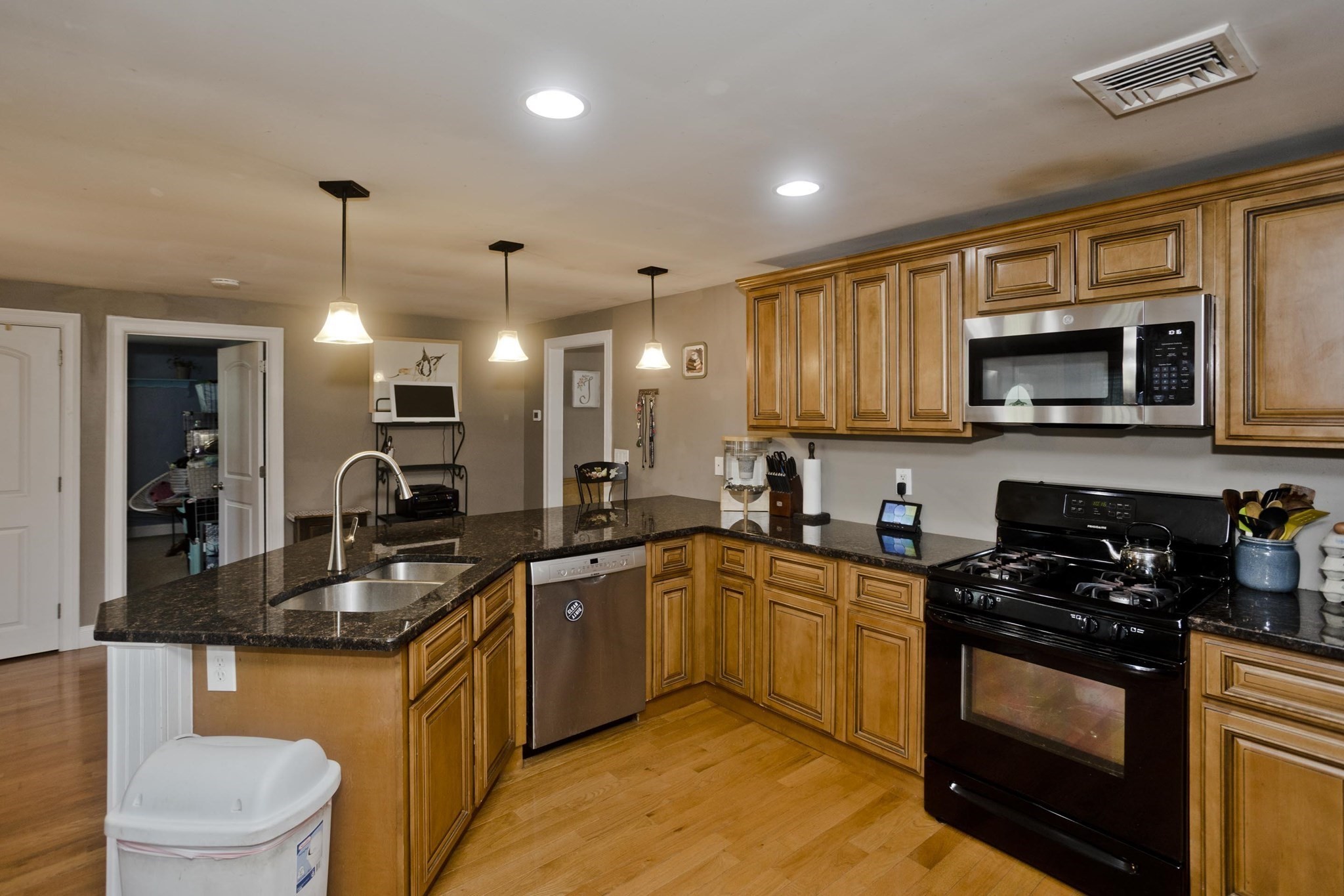 1075 Main St Property Photo 5