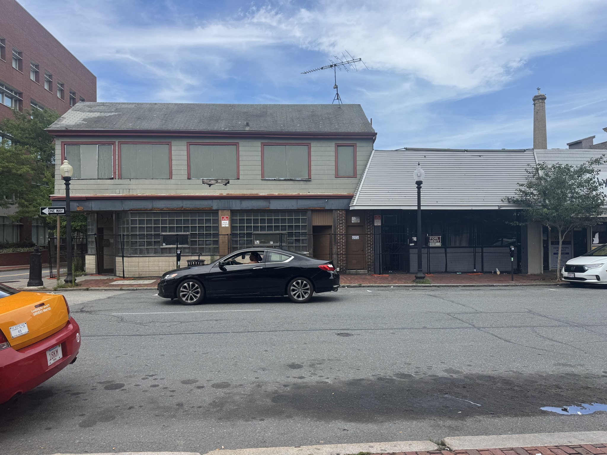 672-674 Pleasant St Property Photo 2