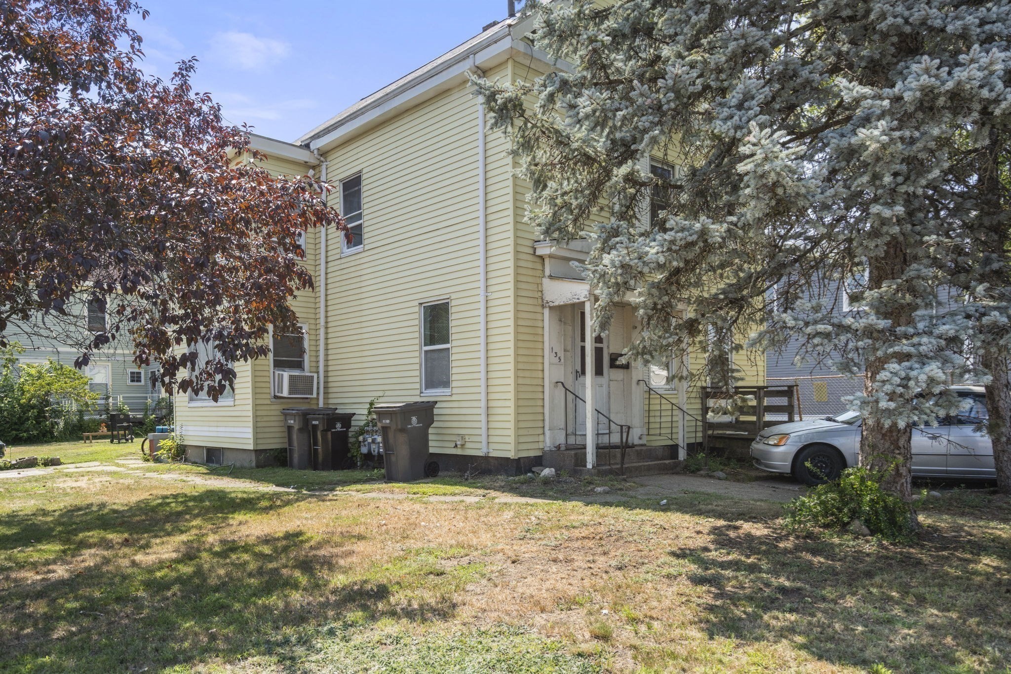 135 Irving St Property Photo 5