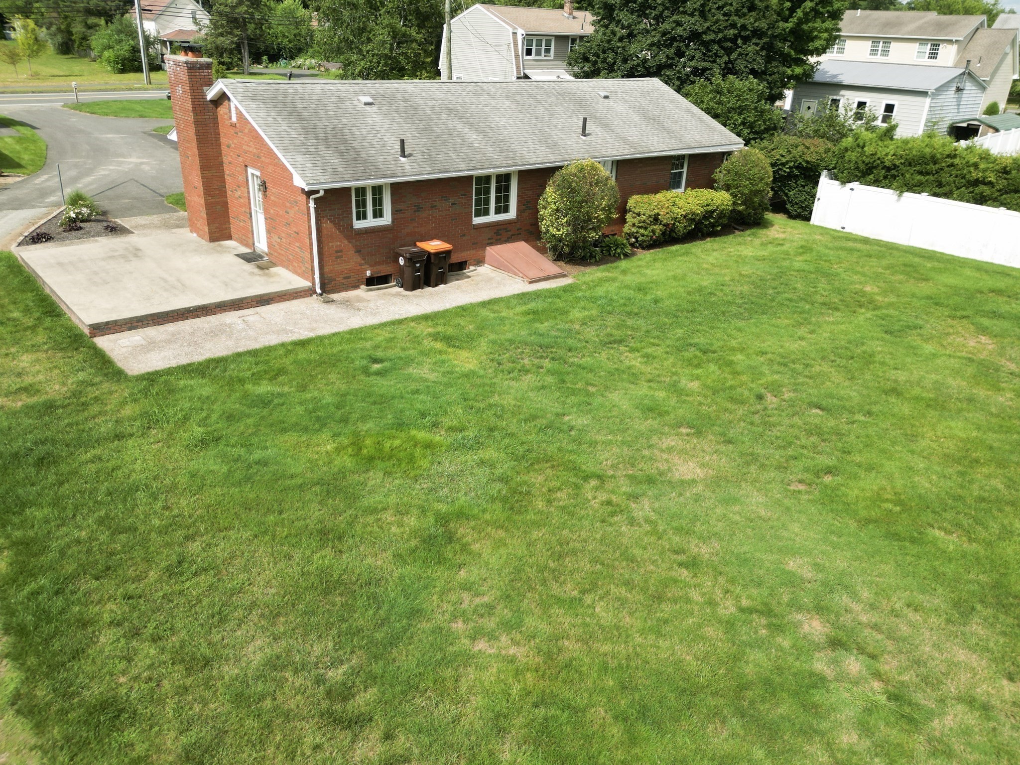 571 Mill St Property Photo 4