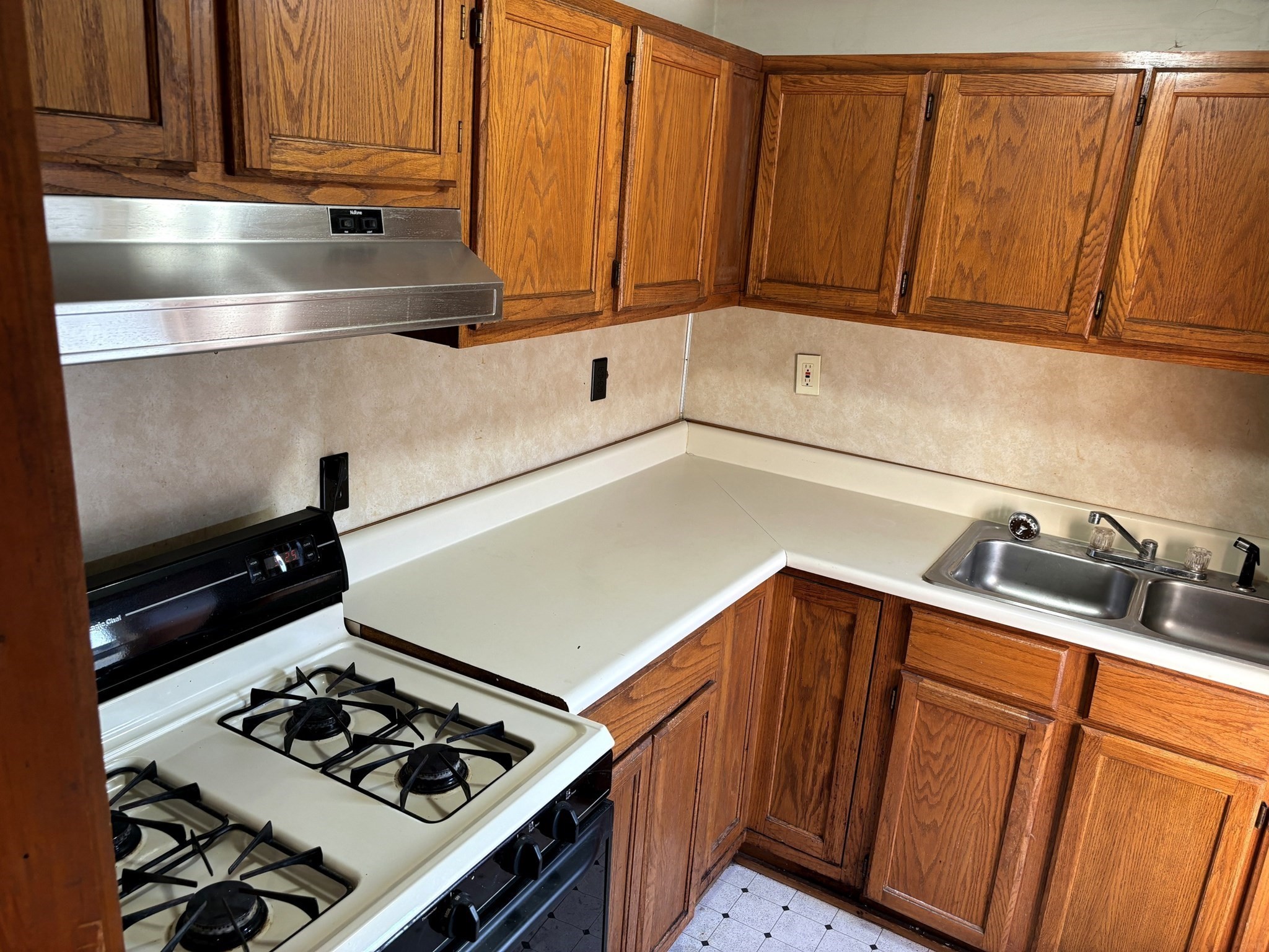 282 Sprague Property Photo 5