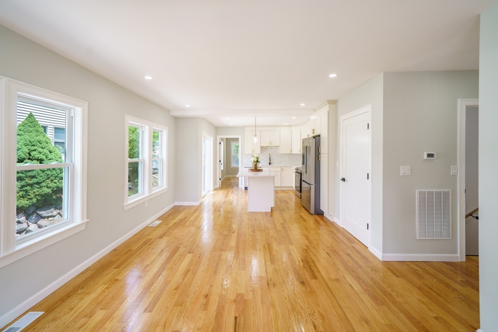 124 Magoun Ave Property Photo 8