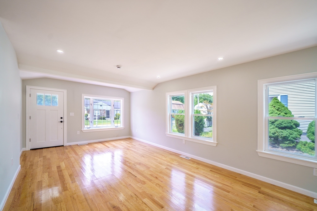 124 Magoun Ave Property Photo 10