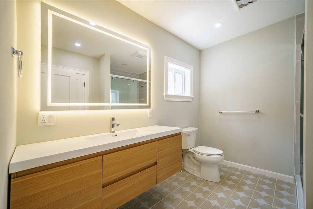 124 Magoun Ave Property Photo 14