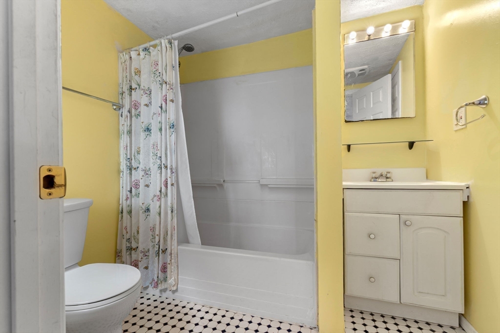 31 Vincent Property Photo 9
