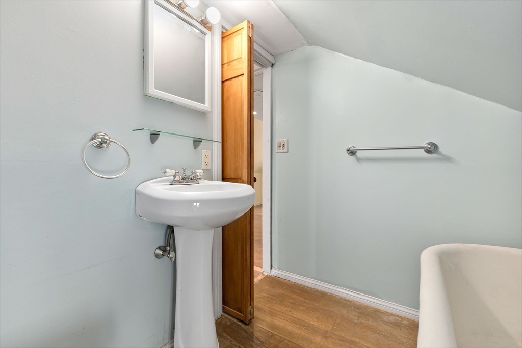 31 Vincent Property Photo 25
