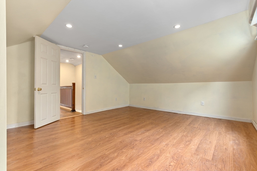 31 Vincent Property Photo 28