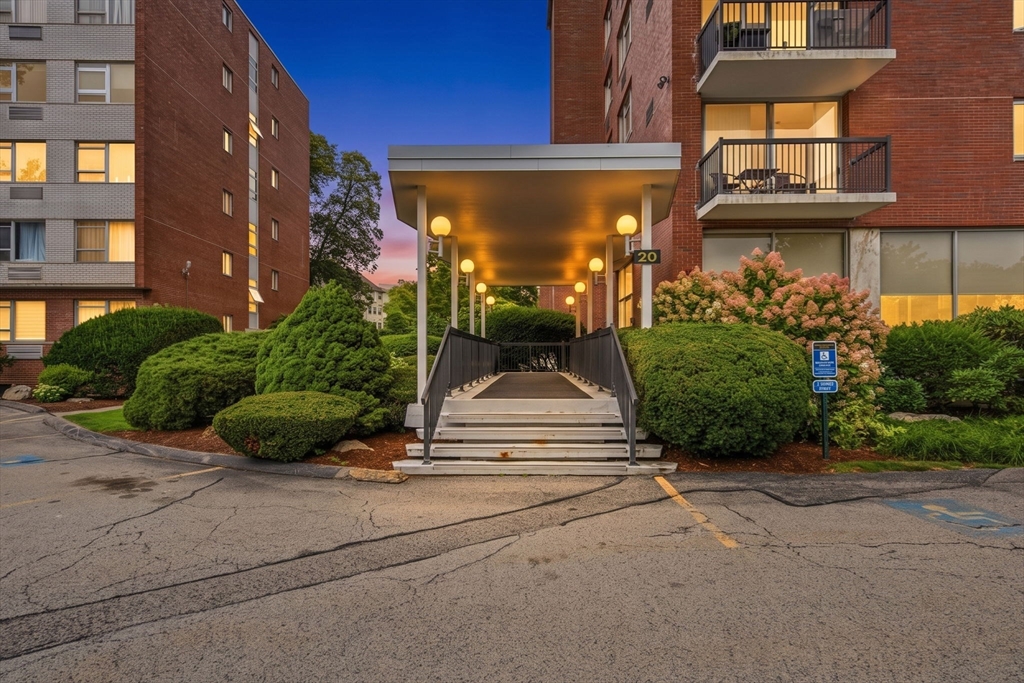 20 Hammond Pond Pkwy # 506 Property Photo 1