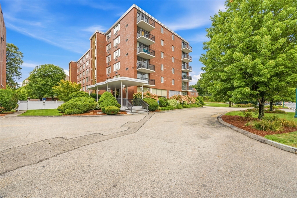 20 Hammond Pond Pkwy # 506 Property Photo 2