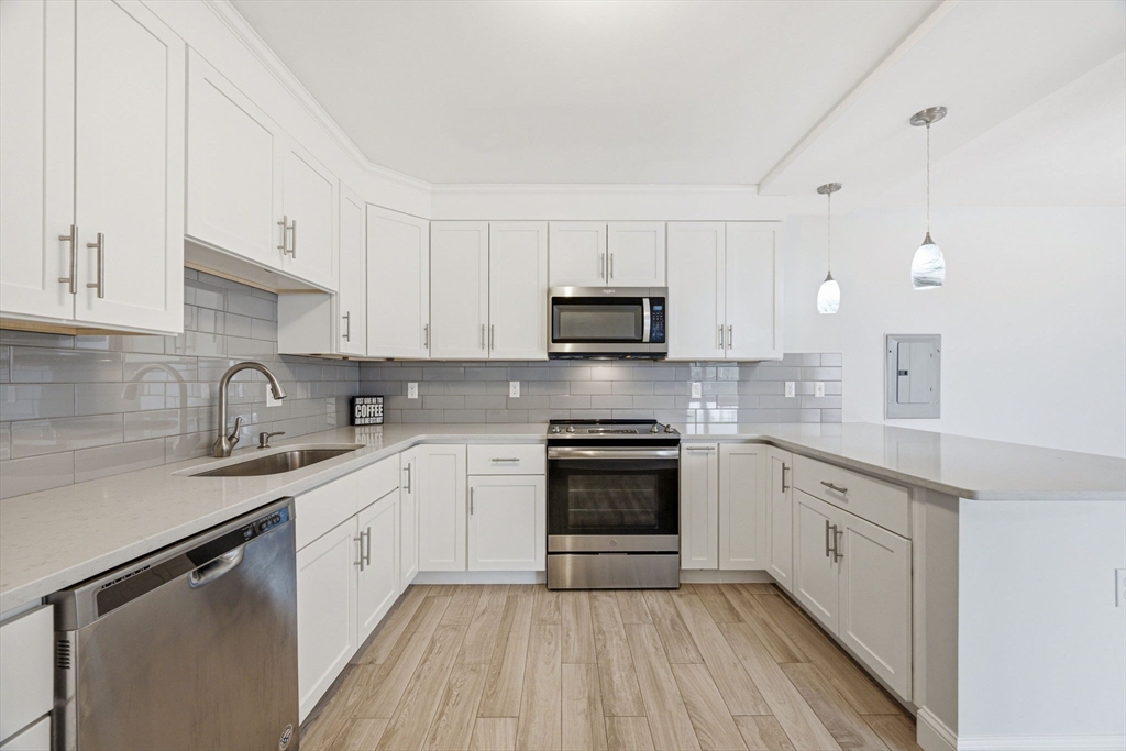 20 Hammond Pond Pkwy # 506 Property Photo 16