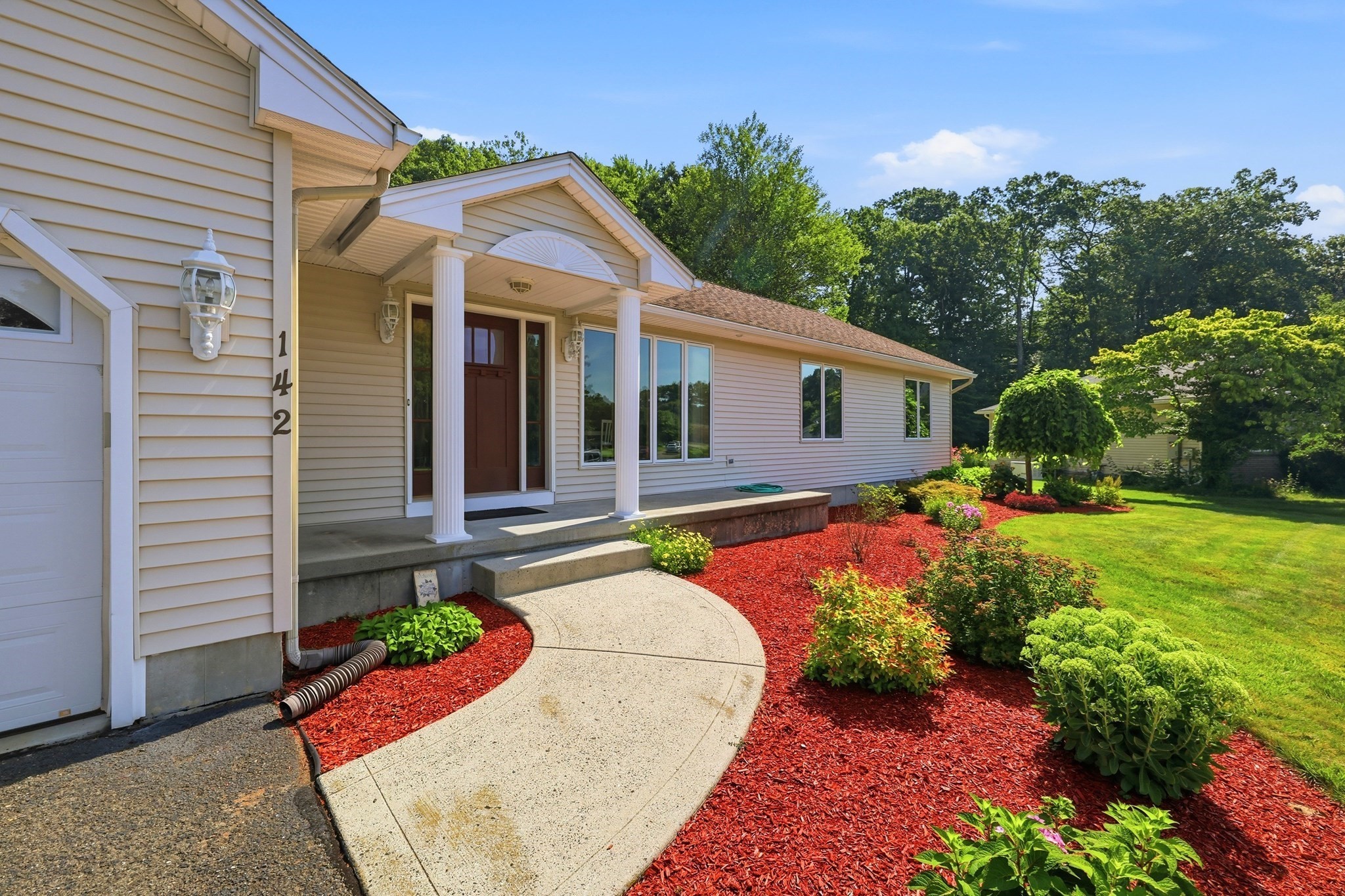142 Oak Knoll Cir Property Photo 2
