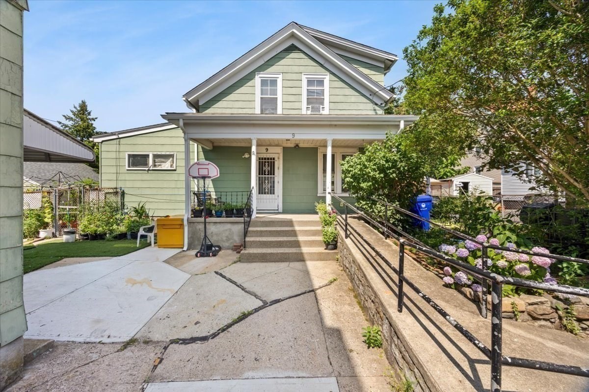 11 Sisson St Property Photo 3