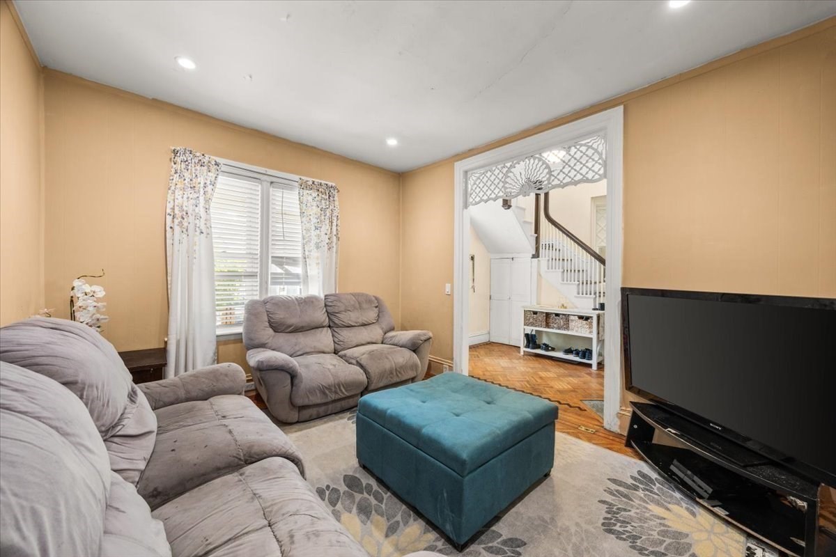 11 Sisson St Property Photo 7