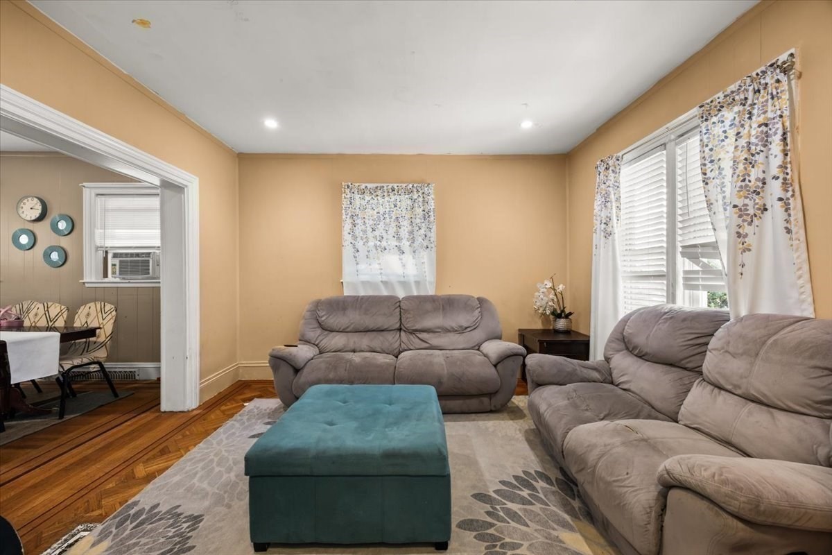 11 Sisson St Property Photo 8