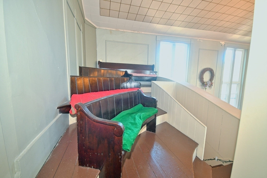 326 Main St Property Photo 9