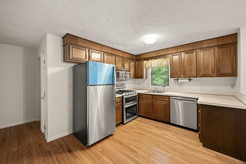 28 Camelot Ct # 28 Property Photo 4