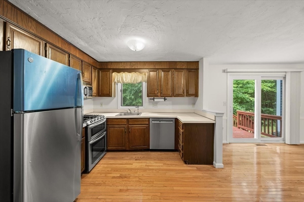 28 Camelot Ct # 28 Property Photo 5
