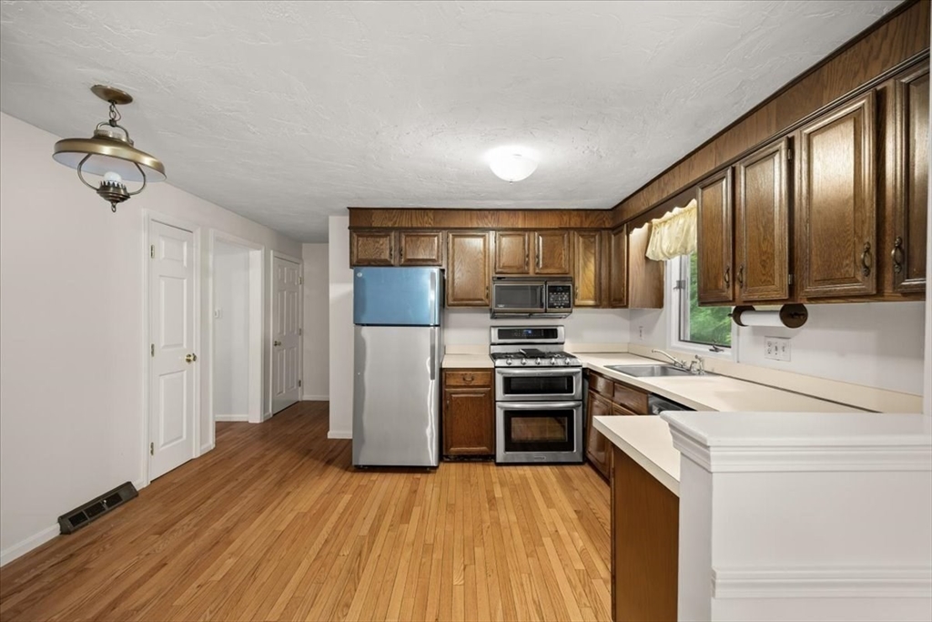 28 Camelot Ct # 28 Property Photo 6