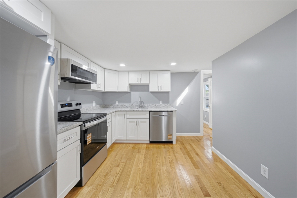8 Hawkins St Property Photo 4
